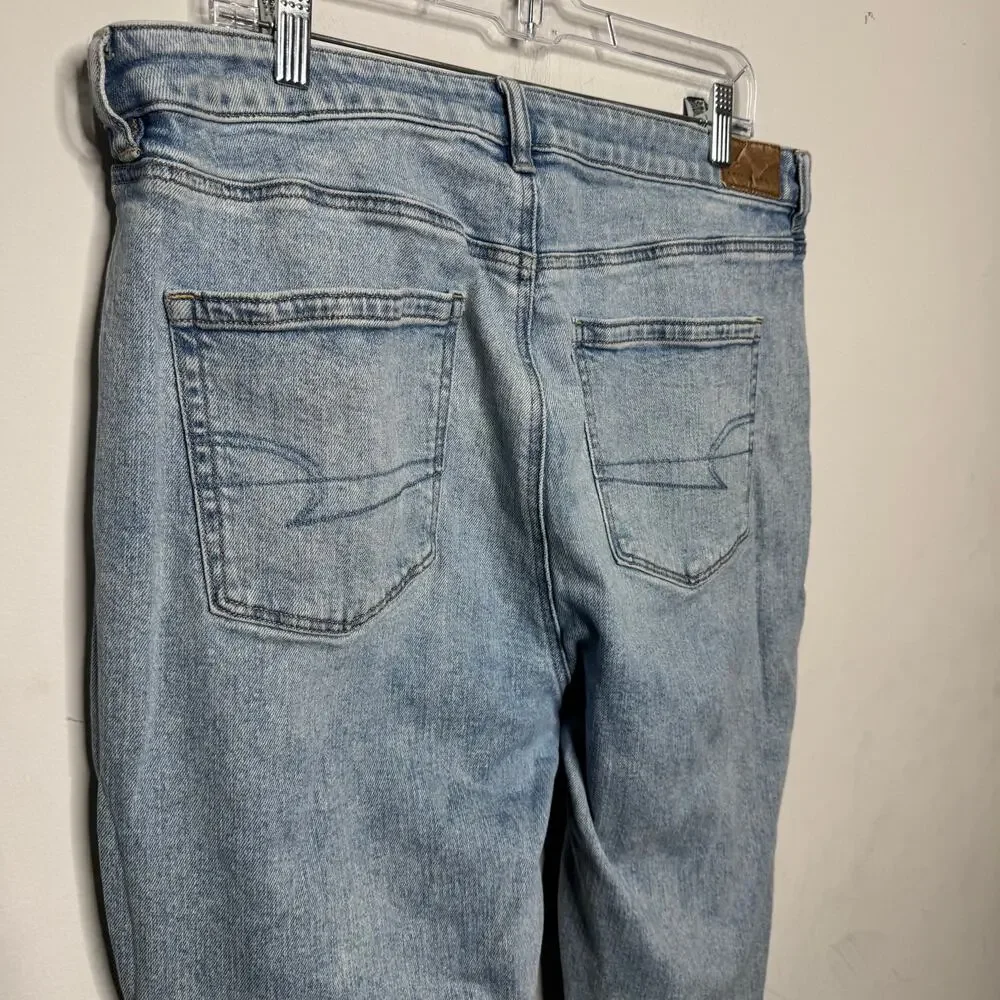 American Eagle Strigid Mom Jeans Women’s‎ Size 16 Short High Rise Light Wash